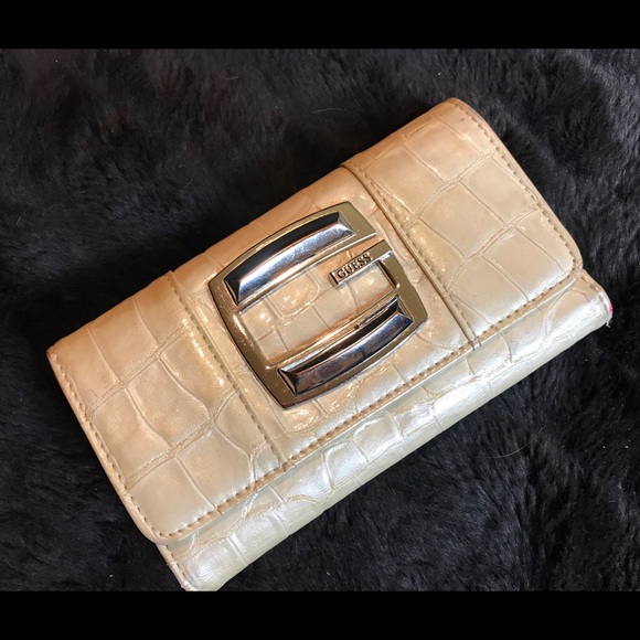 💍2/$10, 3/$15 Guess Wallet, patent leather - Picture 1 of 8